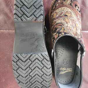 Dankos size 38 clog